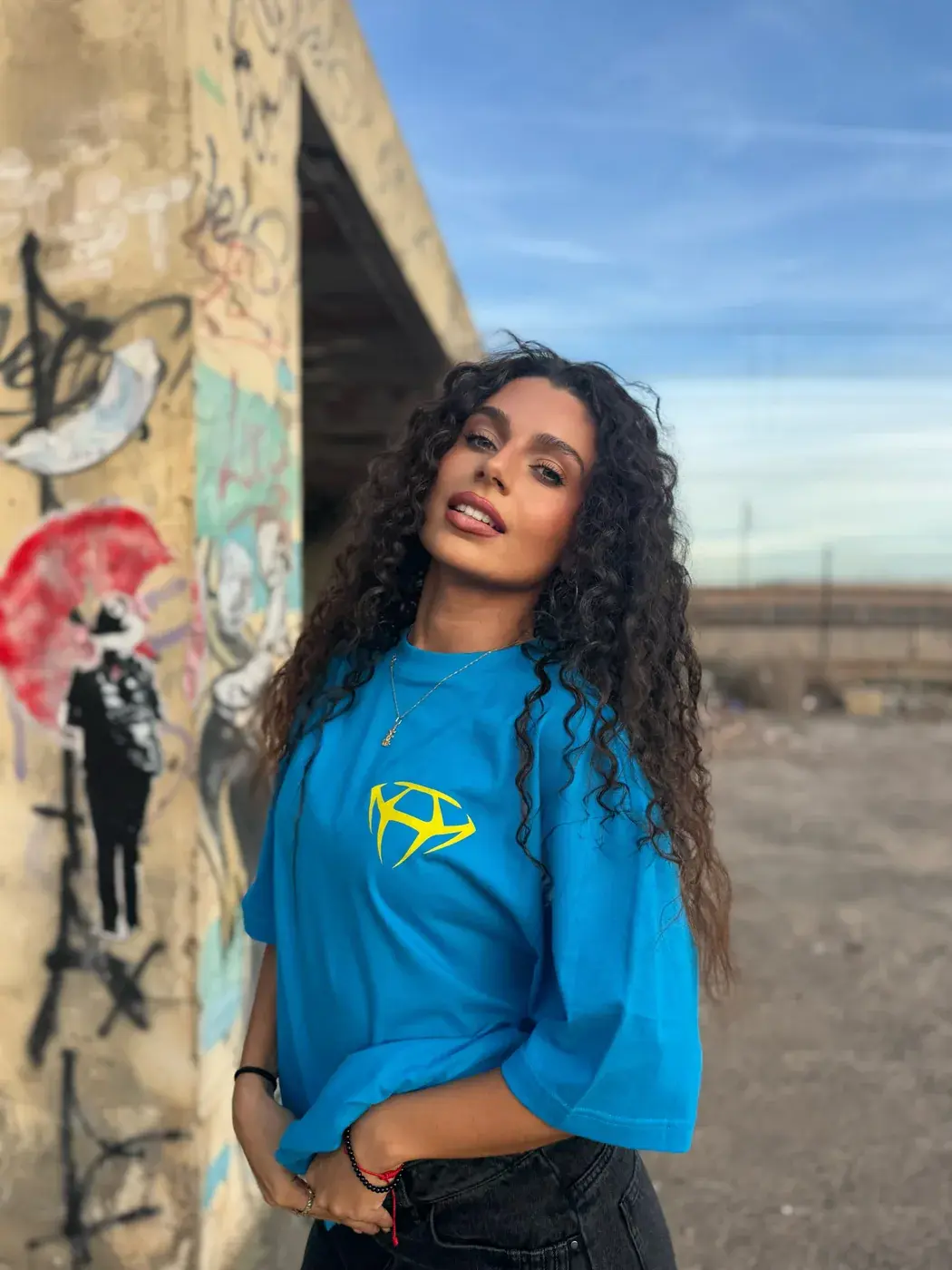 CELESTE LOGO AMARILLO, camiseta GODHEM